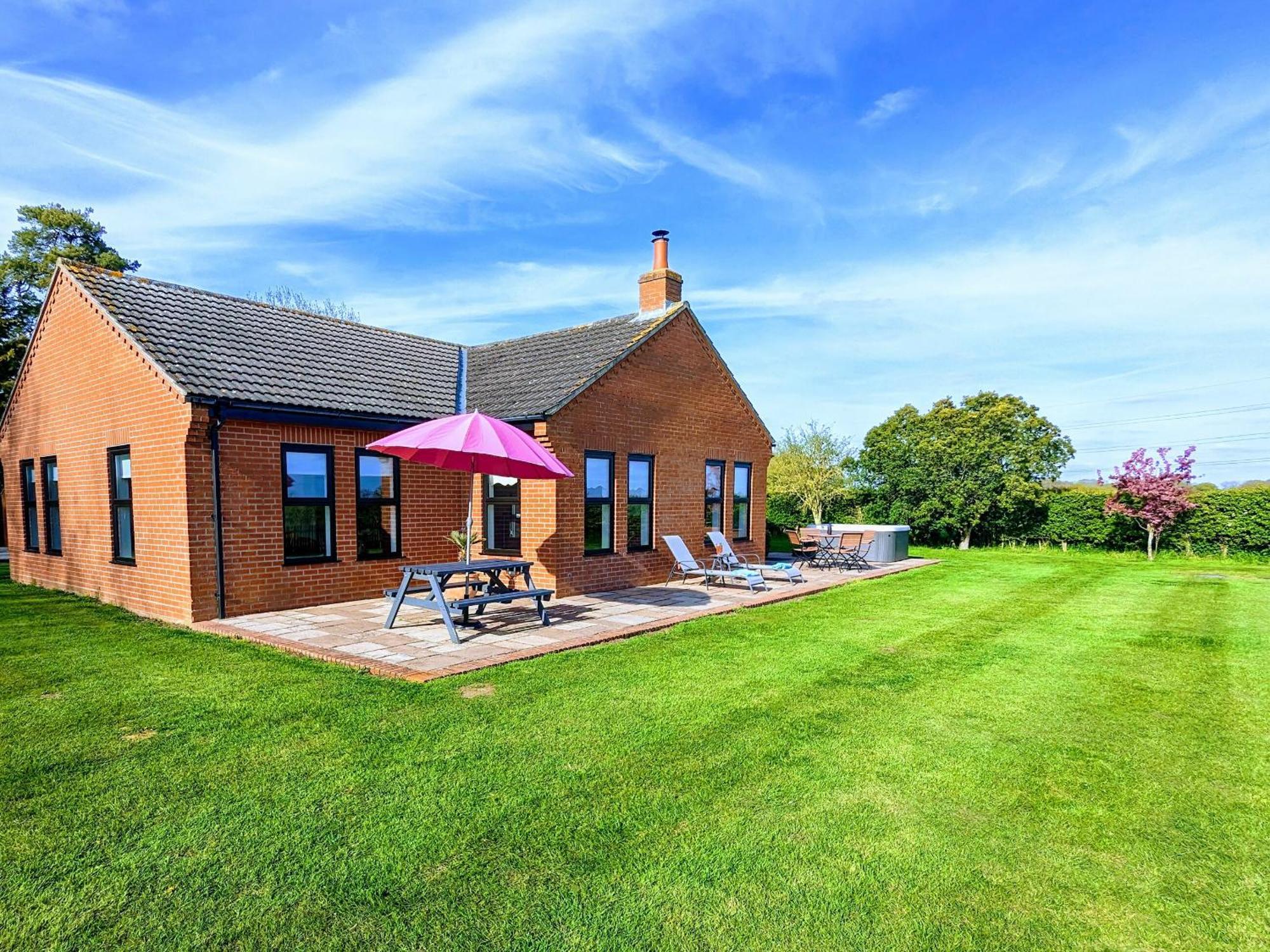 Highgrove Villa Gissing Bagian luar foto